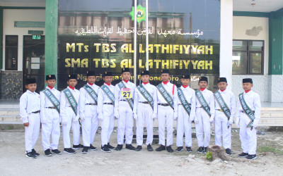 Tim Putra MTs Tahfidz Al Lathifiyah Sabet Juara 2 Lomba Gerak Jalan se-Kecamatan Ngasem