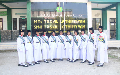 Siswi MTs Tahfidz Al Lathifiyah Raih Juara 1 Lomba Gerak Jalan Tingkat SMP/MTs se-Kecamatan Ngasem